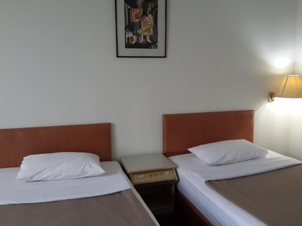 Reddoorz Plus Near Kebayoran Baru Blok S Jakarta Bilik gambar
